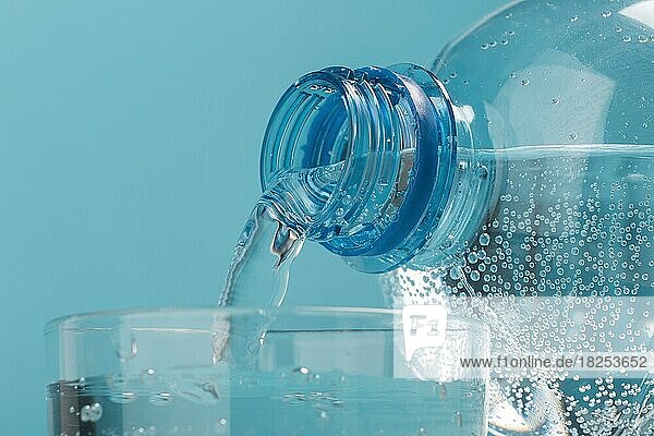 Gießen kohlensäurehaltiges Wasser in Tasse  Auflösung und hohe Qualität schönes Foto