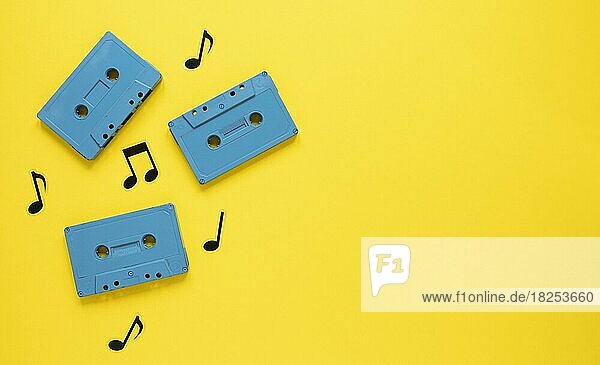 Radio-Konzept mit blauen Vintage-Kassetten  Auflösung und hohe Qualität schönes Foto