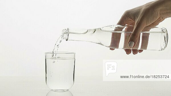 Person gießt Wasser Glas. Auflösung und hohe Qualität schönes Foto