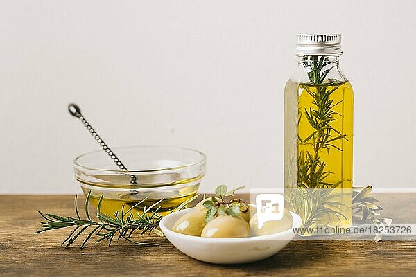Olivenöl Flasche mit Rosmarin Oliven  Auflösung und hohe Qualität schönes Foto
