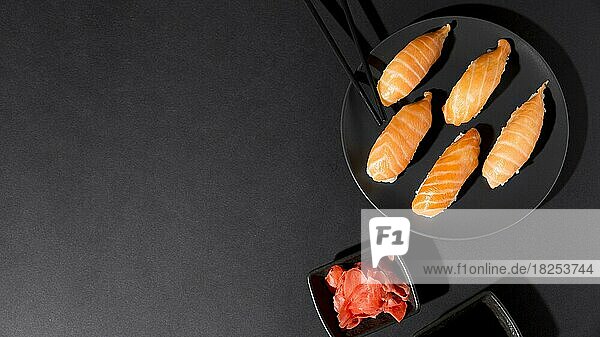 Teller mit frischer Sushi-Vielfalt mit Kopierraum  Auflösung und hochwertigem schönem Foto
