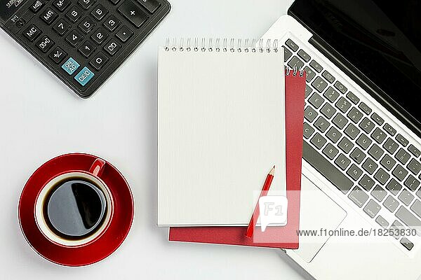 Rote Kaffeetasse Taschenrechner Spirale Notizblock Bleistift Laptop weißem Hintergrund  Auflösung und hohe Qualität schönes Foto