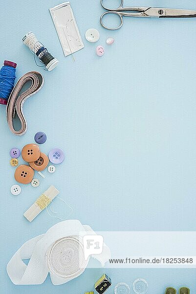 Schere Knöpfe Nadeln Spule Maßband Band blau Hintergrund  Auflösung und hohe Qualität schönes Foto