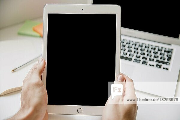 Technologie Schreibtisch Konzept mit Händen halten Tablette. Auflösung und hohe Qualität schönes Foto