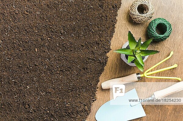 Draufsicht Gartenarbeit Werkzeuge Boden. Auflösung und hohe Qualität schönes Foto