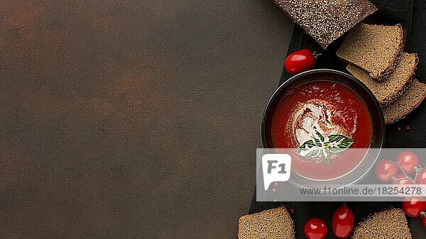 Draufsicht Schüssel mit Winter Tomatensuppe Schüssel Toast. Auflösung und hohe Qualität schönes Foto