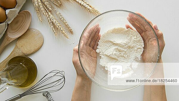 Draufsicht Hände halten Schüssel mit Mehl. Auflösung und hohe Qualität schönes Foto