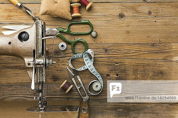 Draufsicht auf eine alte Nähmaschine mit Schere und Faden. Auflösung und hohe Qualität schönes Foto