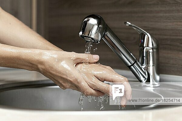 Frau wäscht Hände Waschbecken. Auflösung und hohe Qualität schönes Foto