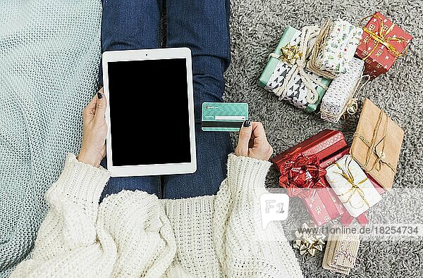Frau mit Geschenken Kreditkarte mit Tablette. Auflösung und hohe Qualität schönes Foto