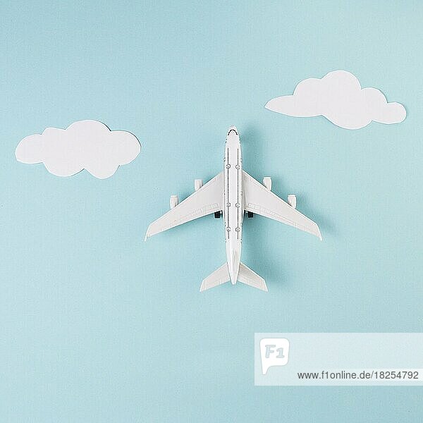 Spielzeug Flugzeug Wolken blauen Hintergrund. Auflösung und hohe Qualität schönes Foto