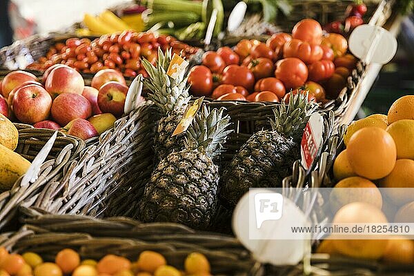 Variation Früchte Weidenkorb Marktplatz. Auflösung und hohe Qualität schönes Foto