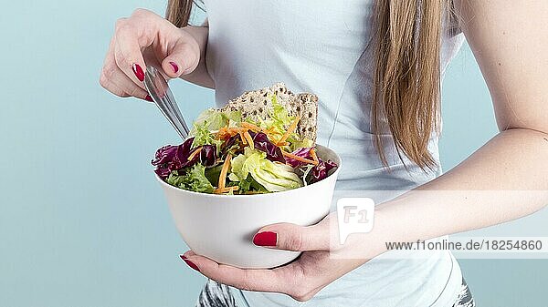 Frau hält große Schüssel mit Gemüsesalat. Auflösung und hohe Qualität schönes Foto