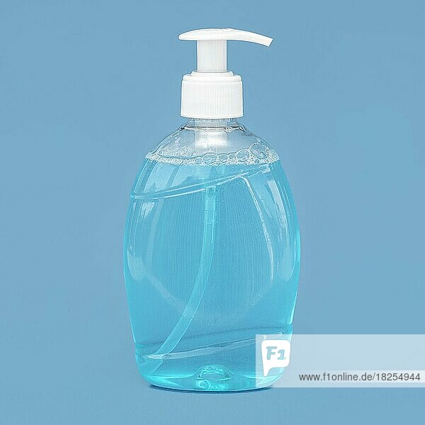 Transparente Flasche flüssige Seife blauen Hintergrund. Auflösung und hohe Qualität schönes Foto
