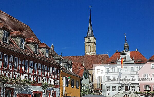 Stadt Iphofen  Marktplatz mit Stadtpfarrkirche Sankt Veit und das Rathaus  Landkreis Kitzingen  Unterfranken  Bayern  Deutschland  Europa