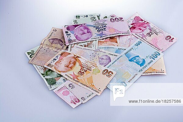 Türkische Lira-Banknoten in verschiedenen Farben  Mustern und Werten auf weißem Hintergrund