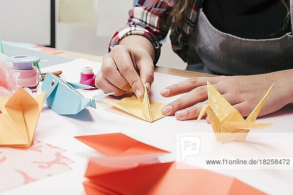 Close up Frau Hand machen kreative Kunst Handwerk mit Origami-Papier