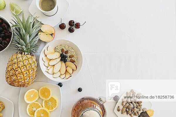 Erhöhte Ansicht frisches gesundes Frühstück weißer Hintergrund