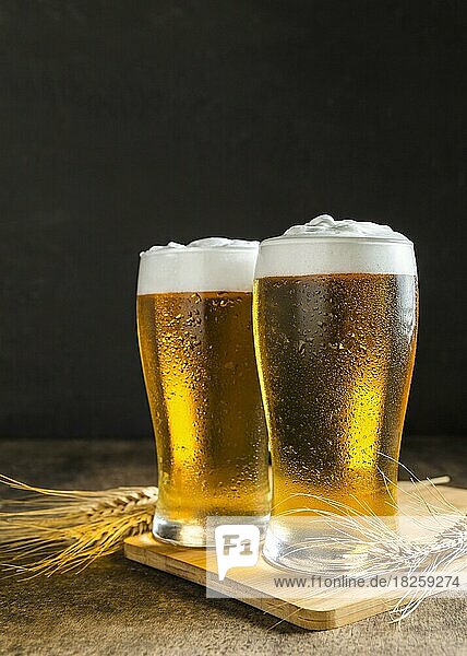 Vorderansicht Gläser Bier mit Weizen