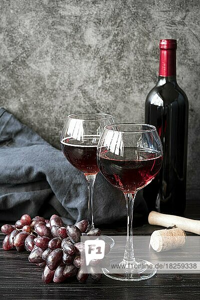 Vorderansicht Flasche Wein mit Trauben