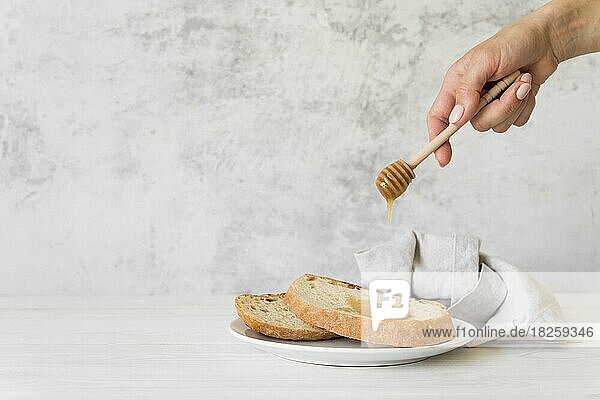 Vorderansicht Hand gießen Honig Scheibe Brot mit Kopie Raum
