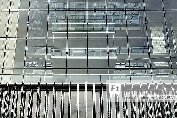 Kubus Q1 Glasfassade im ThyssenKrupp Quartier Hauptverwaltung Konzernzentrale Essen Ruhrgebiet Nordrhein-Westfalen Deutschland Europa
