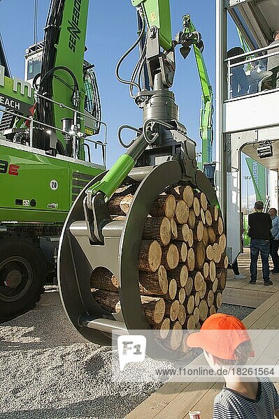 Bagger für Holzverladug  Holzwirtschaft  Umschlaglösung für Sägewerk und Rundholzplätze  Bauma 2022  weltgrößte Baumaschinenmesse  München  Deutschland  Europa