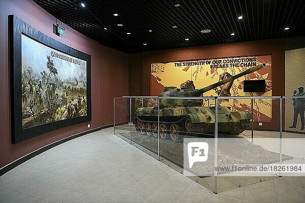 Panzer in einem Ausstellungssaal des Unabhängigkeitsmuseums  Independence Memorial Museum  Windhoek  Namibia  Afrika