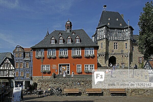 Altstadt  König-Adolf-Platz  Rathaus  Schiefes Haus  Torhaus des Schlossbezirkes  Idstein  Hessen  Deutschland  Europa