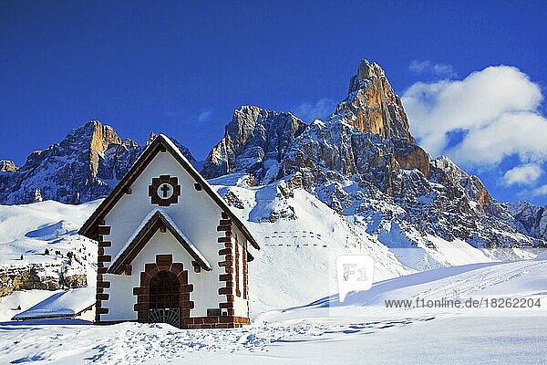 Kapelle im Winter  Dolomiten  Veneto  Italien  Europa
