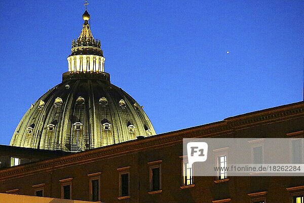 St. Peterskuppel Nachtaufnahme  St. Petersdom  Vatikanstadt