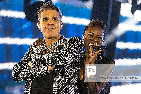 Robbie Williams mit farbiger Sängerin  Robbie Williams Konzert  Messegelände  München  Deutschland  27.08.2022  Europa