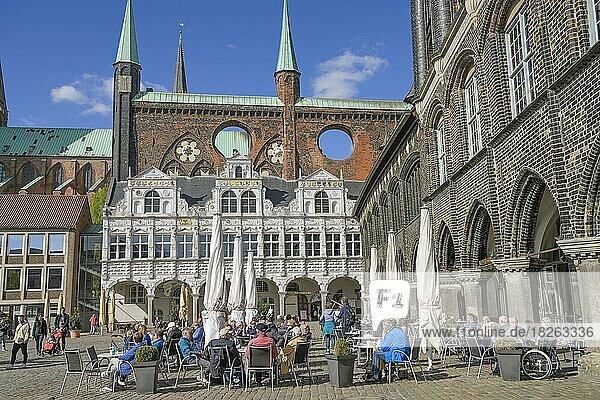 Renaissancelaube  gotische Schildwand (hinten)  Langes Haus (rechts)  Rathaus  Markt  Lübeck  Schleswig-Holstein  Deutschland  Europa