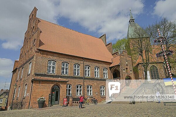 Altes Rathaus  St. Nicolai-Kirche  Marktplatz  Mölln  Schleswig-Holstein  Deutschland  Europa