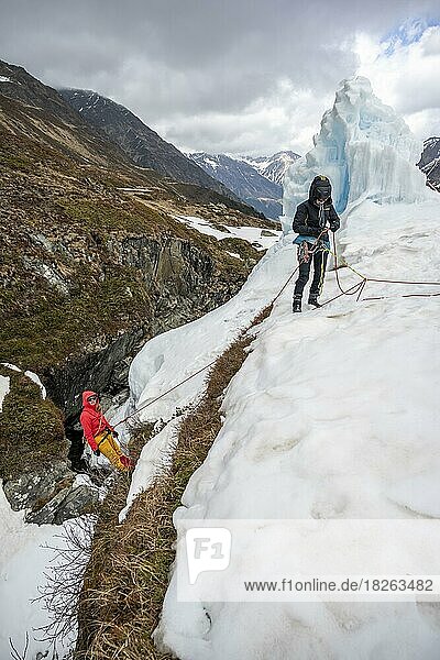 Übung Spaltenbergung für Skitouren an einer Klippe  Risikomanagement im Winter in den Bergen  Neustift im Stubaital  Tirol  Österreich  Europa