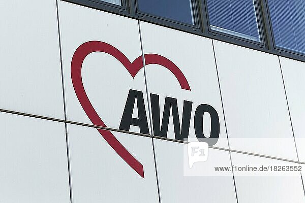 Arbeiterwohlfahrt e.V. AWO  Logo am Gebäude  gemeinnütziger Verein für soziales Engagement  Düsseldorf  Nordrhein-Westfalen  Deutschland  Europa