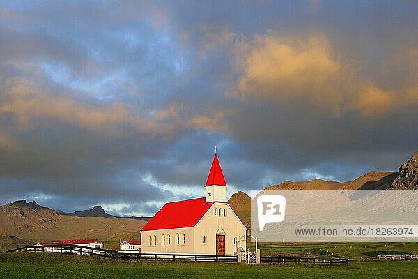 Kirche zum Sonnenuntergang  Brimilsvellir  Halbinsel Snaefellsnes  Island  Europa