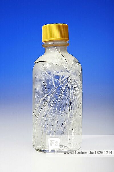 Gefrorene Wasserflasche