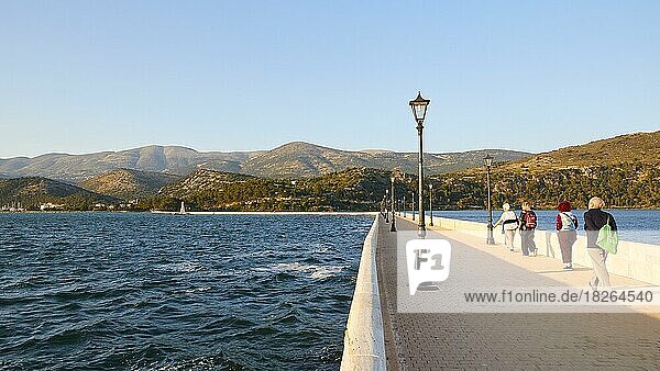 De Bosset Brücke  Passanten  Laternen  Golf von Argostoli  blauer wolkenloser Himmel  Argostoli  Insel Kefalonia  Ionische Inseln  Griechenland  Europa