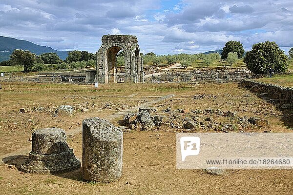 Römische Ausgrabungsstätte Ciudad Romana de Caparra mit Torbogen bei Oliva de Plasencia  Extremadura  Spanien  Europa