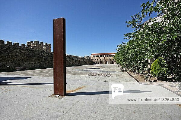 Stadtmauer am Parque Gabriel y Galan in Plasencia  Extremadura  Spanien  Europa