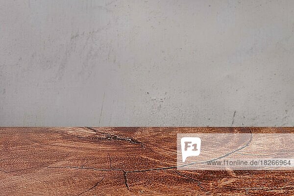 Abstrakter Hintergrund mit Holztischplatte und grauer Betonwand
