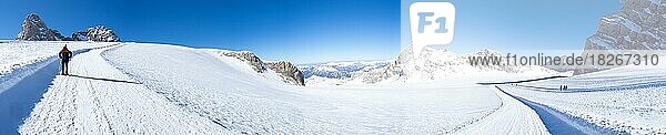 Blauer Himmel über Winterlandschaft  Skitourengeherin am Hallstätter Gletscher  Hallstätter Gletscher  Dachsteinmassiv  Steiermark  Österreich  Europa