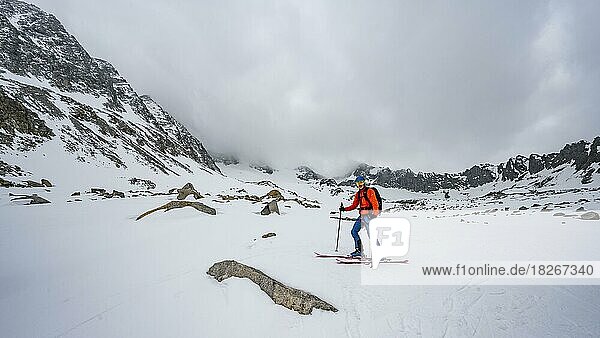 Skifahrer bei der Abfahrt  Skitour zur Oberen Kräulscharte  Stubaier Alpen  Tirol  Österreich  Europa