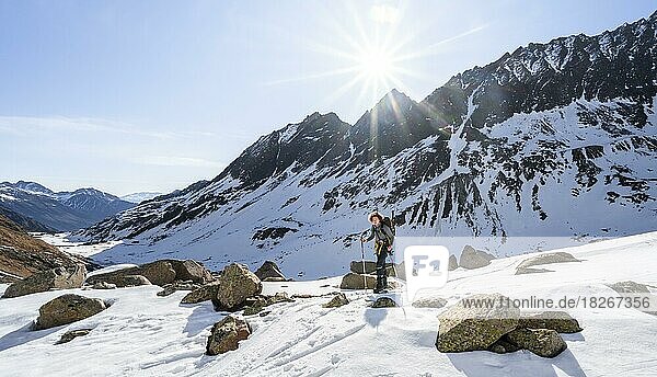 Skitourengeher beim Aufstieg zum Berglasferner  Berglastal  Sonnenstern  Stubaier Alpen  Tirol  Österreich  Europa
