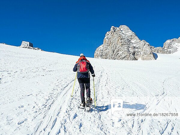 Skitourengeherin auf dem Weg zum Dachstein  hoher Dachstein mit Gipfelkreuz  Seethaler Hütte  Hallstätter Gletscher  Dachsteinmassiv  Steiermark  Österreich  Europa