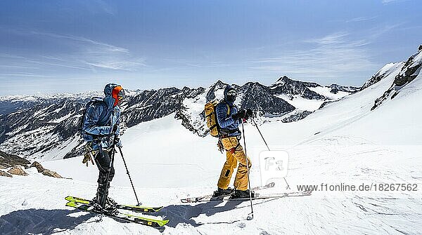 Skitourengeher bei der Abfahrt am Berglasferner  Ausblick auf Berge und Gletscher  Stubaier Alpen  Tirol  Österreich  Europa