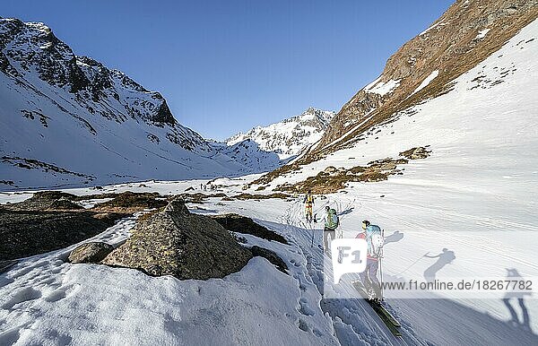 Ski tourers in the Oberberg valley  snowy mountains with peak Aperer Turm  Stubai Alps  Tyrol  Austria  Europe