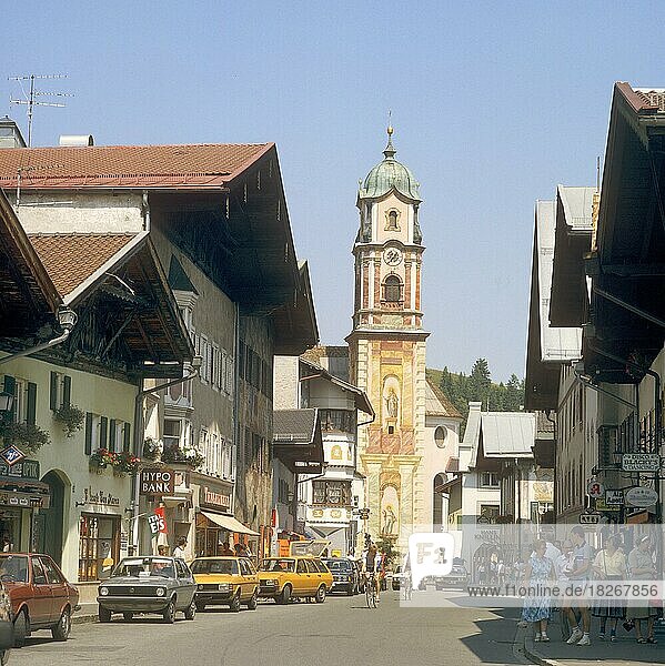 Obermarkt mit Pfarrkirche St. Peter und Paul  Mittenwald  Oberbayern  Bayern  Deutschland Aufnahme um 1975