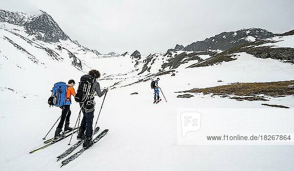 Ski tourers ascending Sommerwandferner  behind summit Alpeiner Knotenspitze  Stubai Alps  Tyrol  Austria  Europe